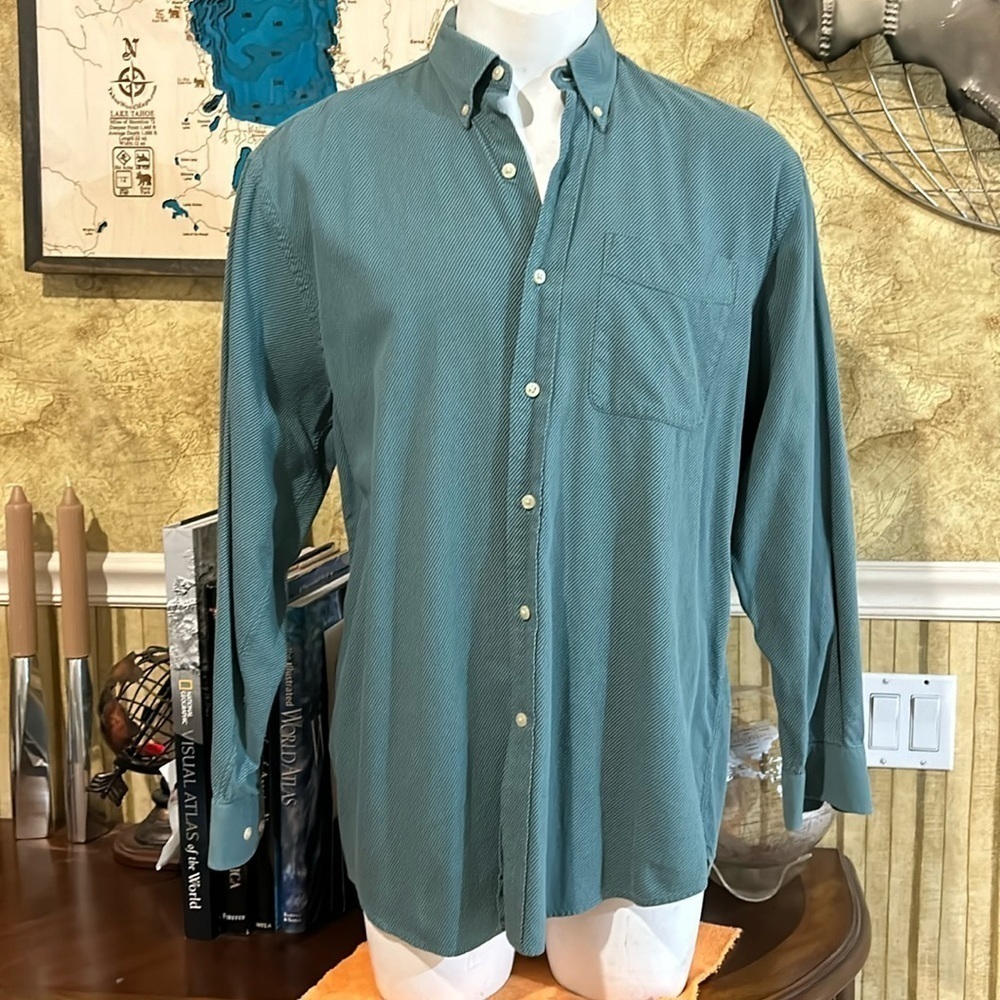 Cutter & Buck Button Down. Large - Picture 2 of 10